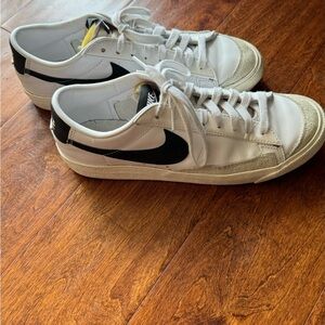 Nike women’s low blazer 77